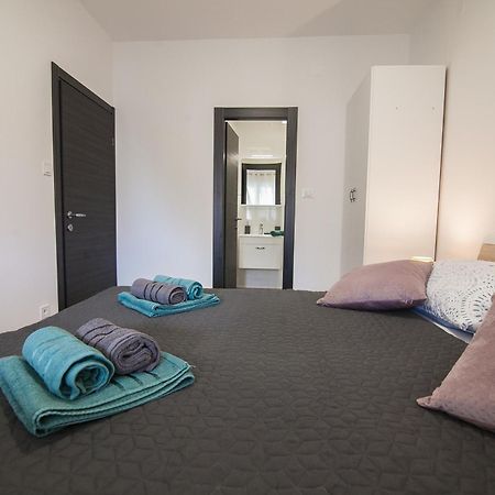 Family Apartments Brach Bol Esterno foto