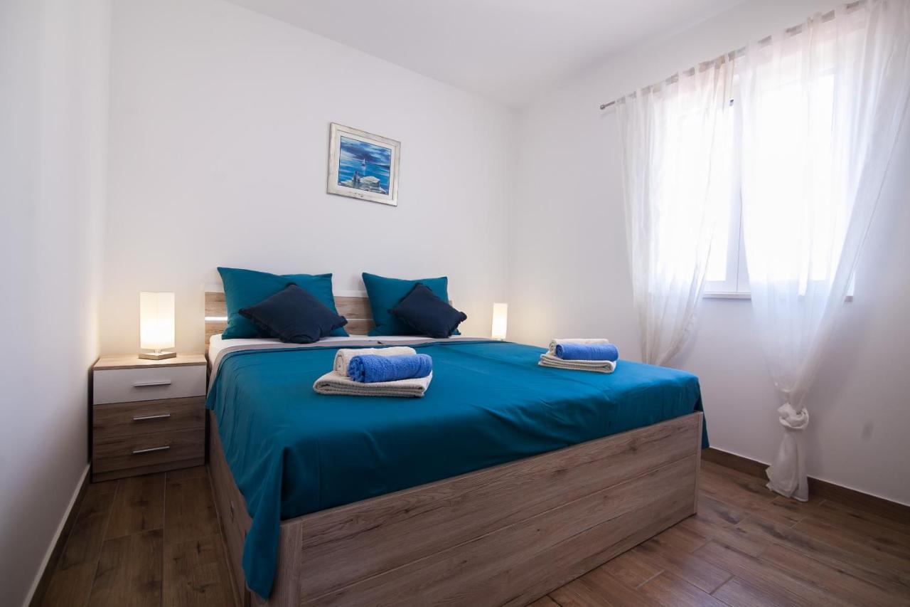 Family Apartments Brach Bol Esterno foto