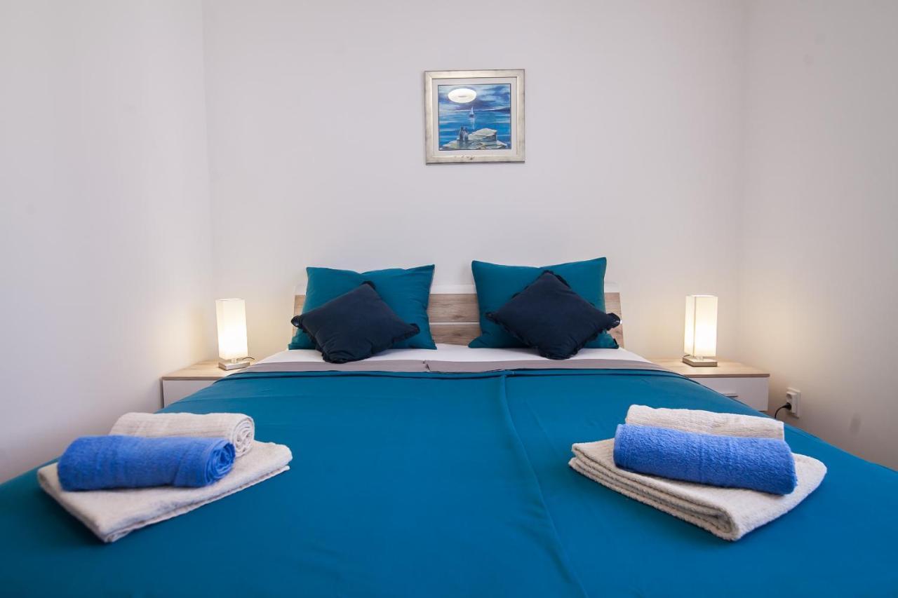 Family Apartments Brach Bol Esterno foto