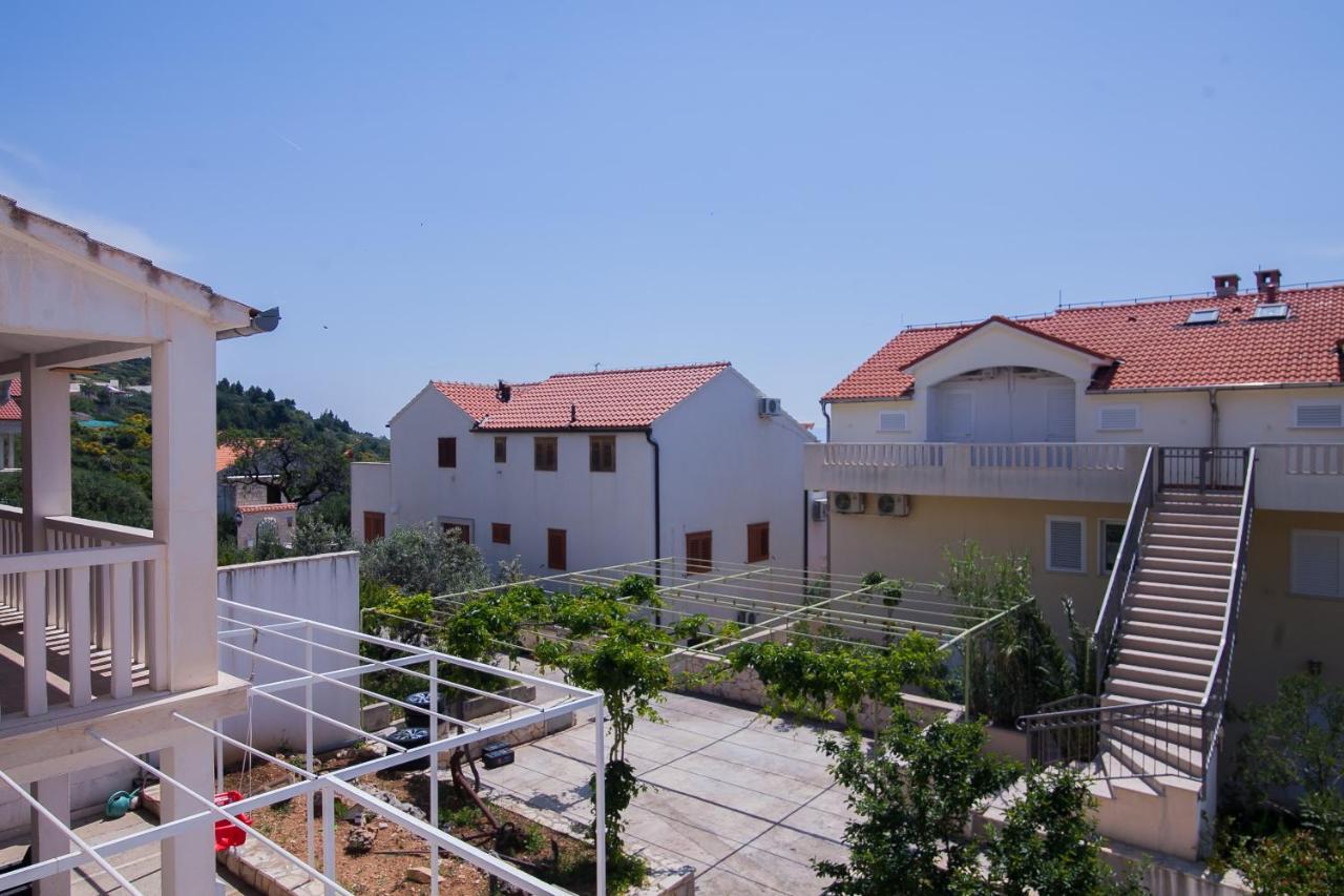 Family Apartments Brach Bol Esterno foto