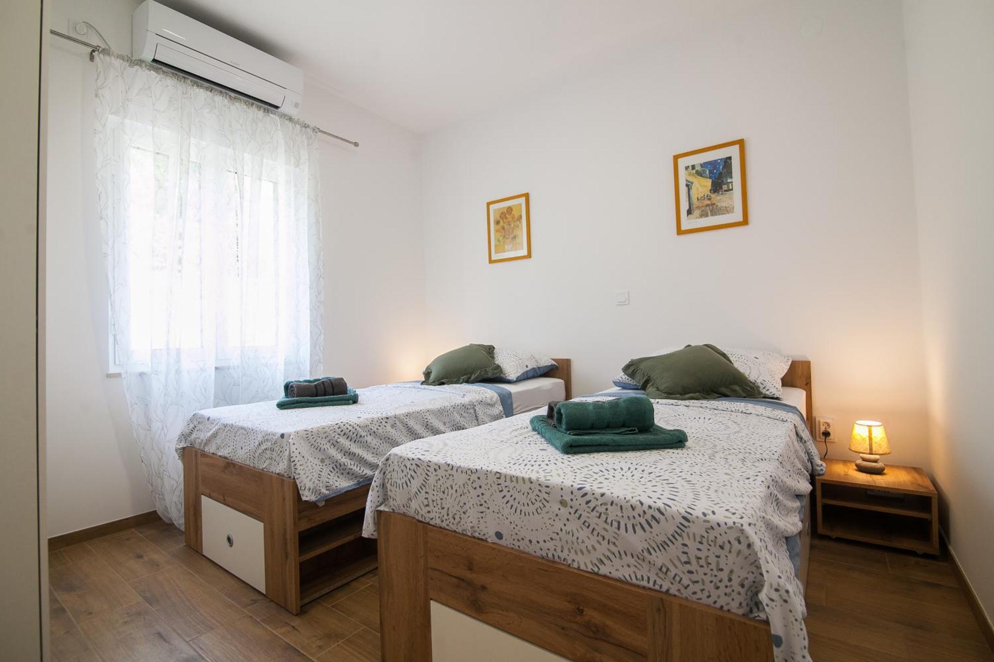 Family Apartments Brach Bol Esterno foto
