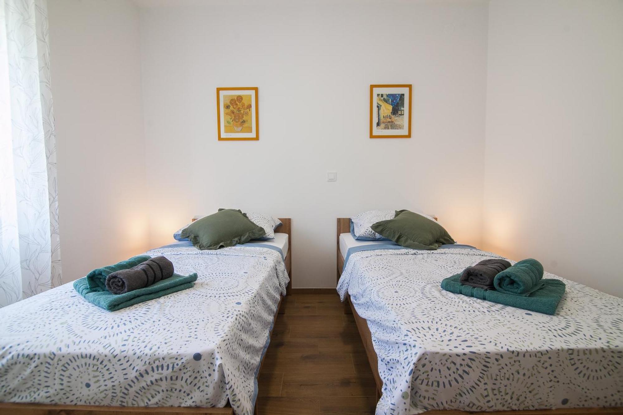 Family Apartments Brach Bol Esterno foto