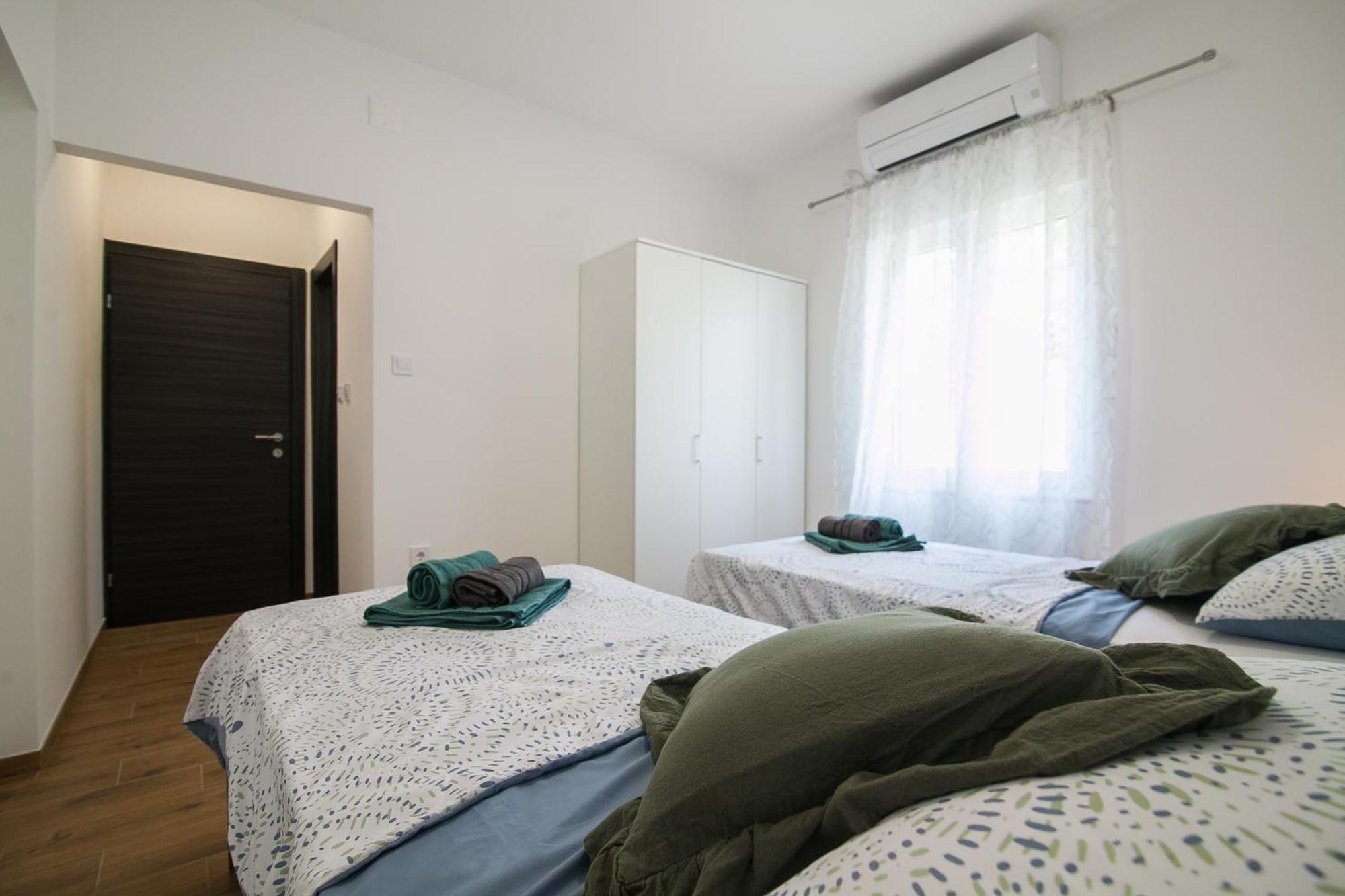 Family Apartments Brach Bol Esterno foto